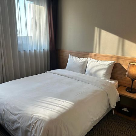 Golden Harbor Hotel Пхёнтхэк Экстерьер фото