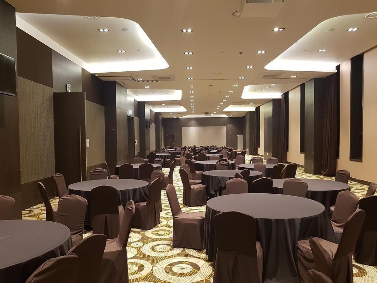 Golden Harbor Hotel Пхёнтхэк Экстерьер фото