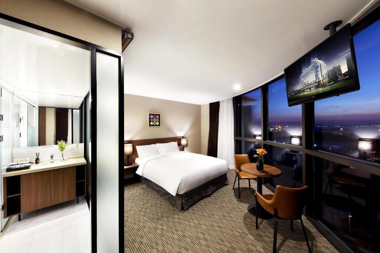 Golden Harbor Hotel Пхёнтхэк Экстерьер фото