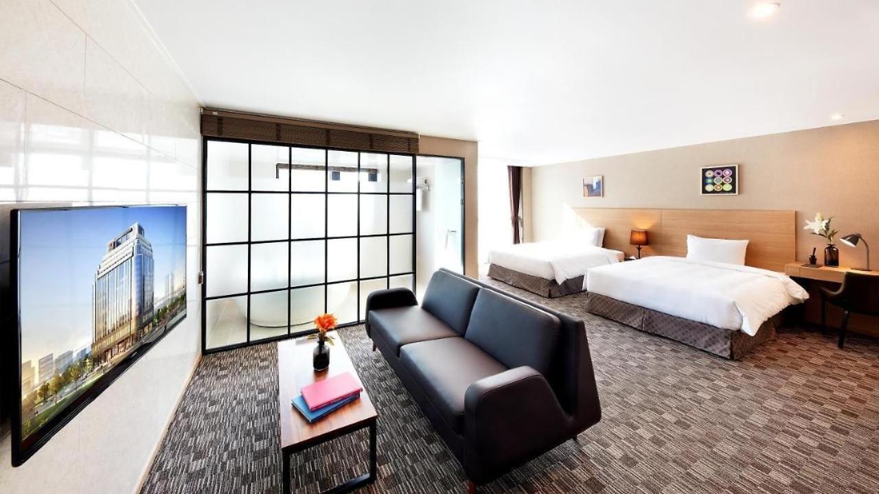 Golden Harbor Hotel Пхёнтхэк Экстерьер фото