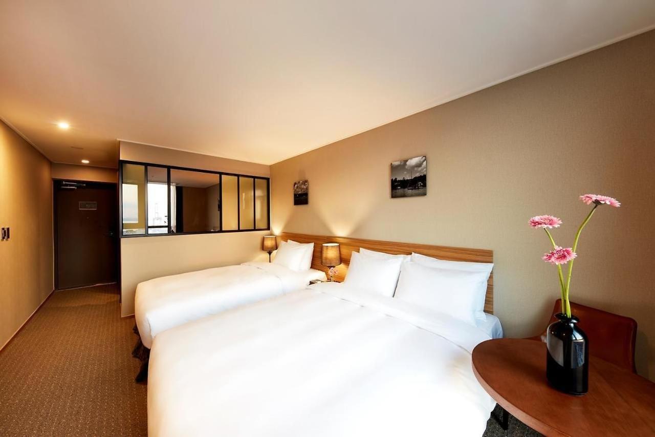 Golden Harbor Hotel Пхёнтхэк Экстерьер фото