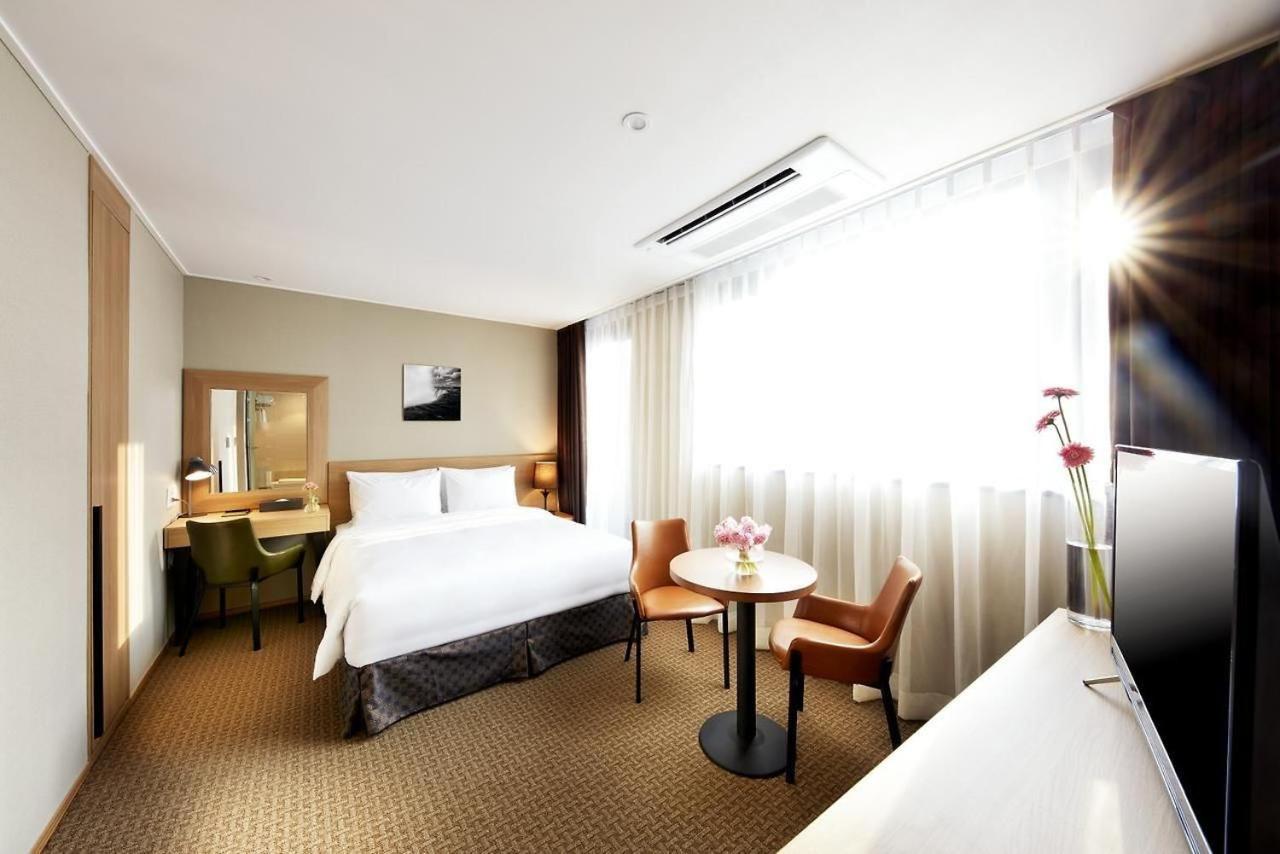Golden Harbor Hotel Пхёнтхэк Экстерьер фото