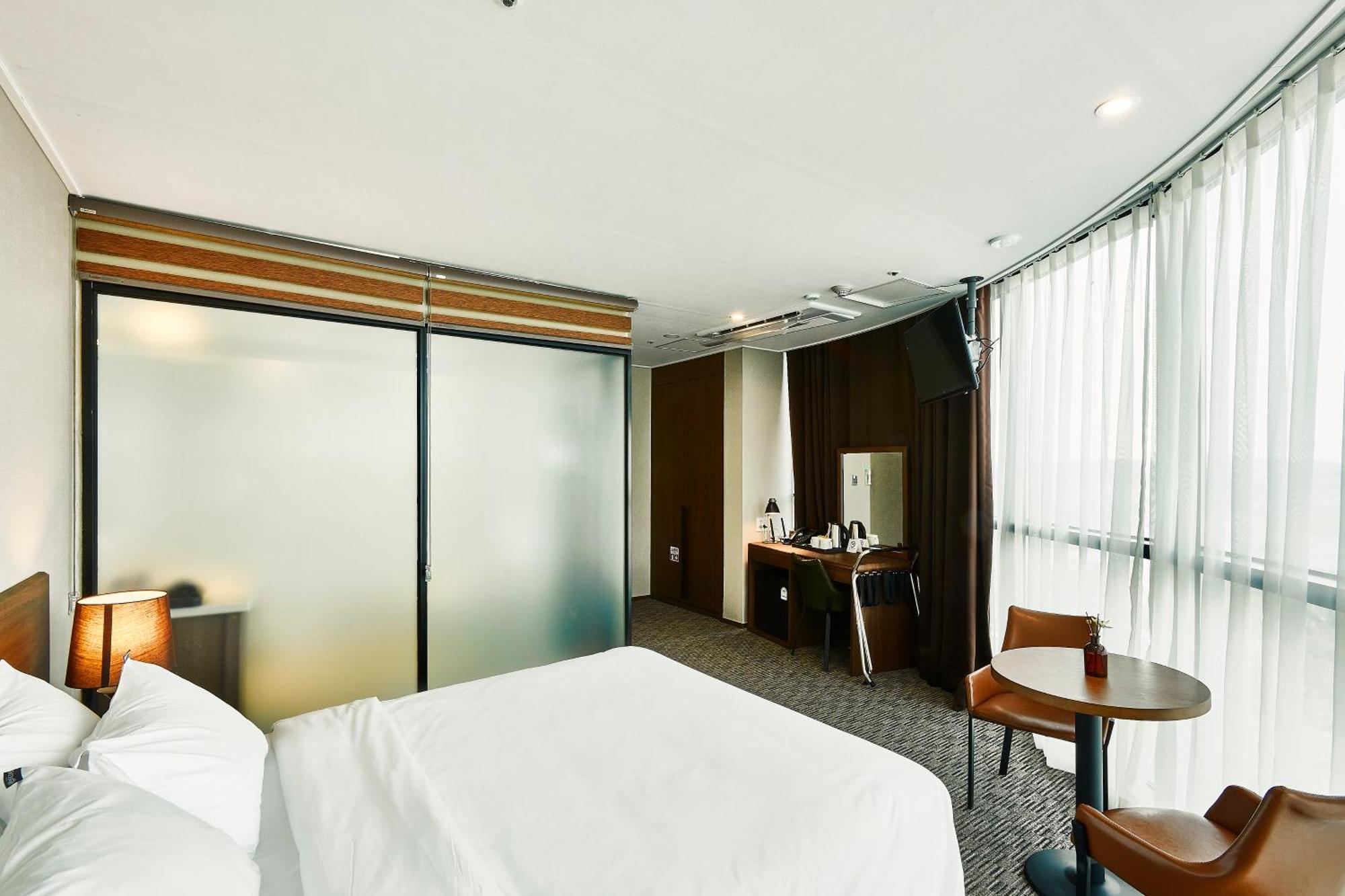 Golden Harbor Hotel Пхёнтхэк Экстерьер фото