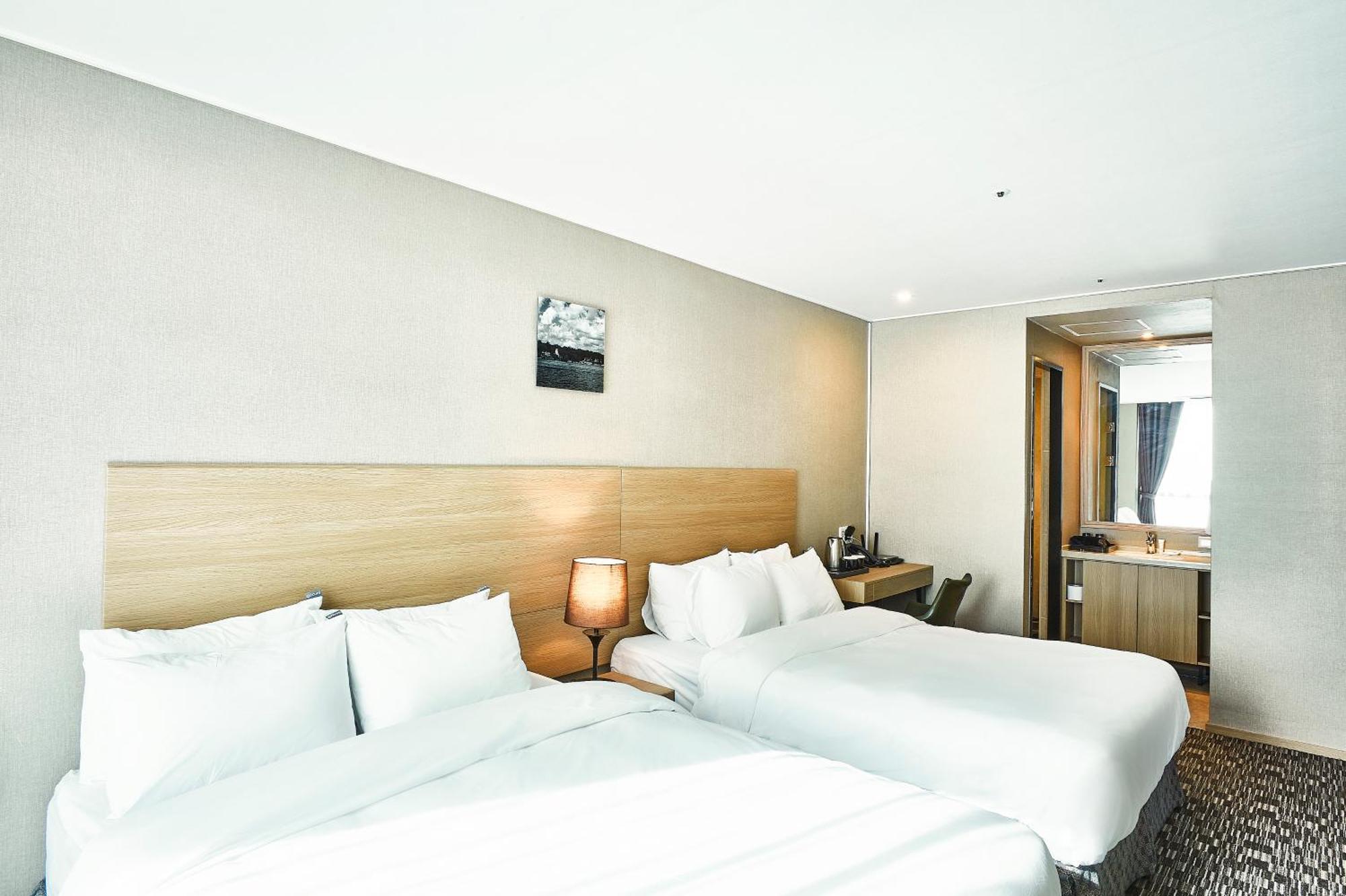 Golden Harbor Hotel Пхёнтхэк Экстерьер фото