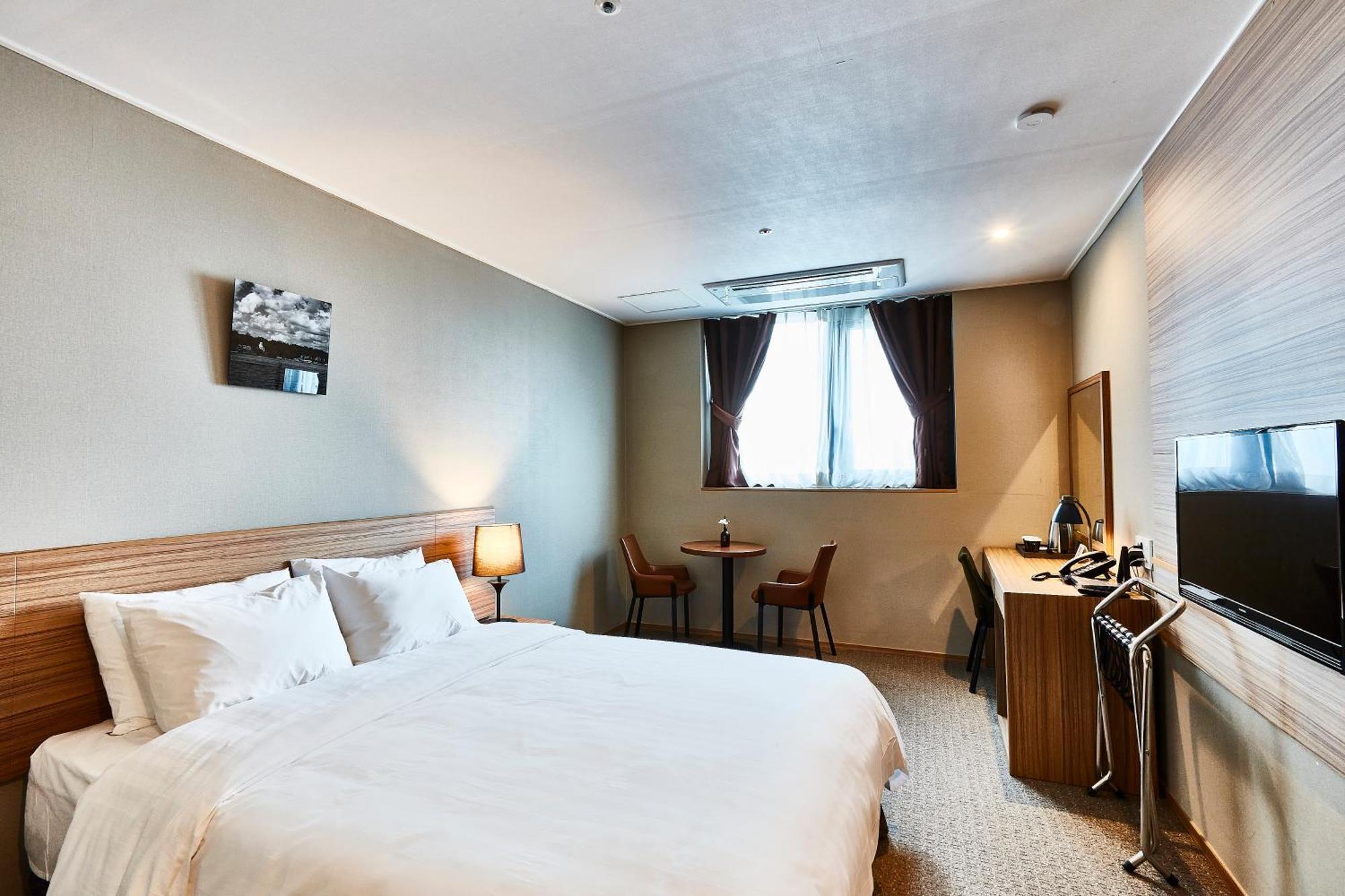 Golden Harbor Hotel Пхёнтхэк Экстерьер фото