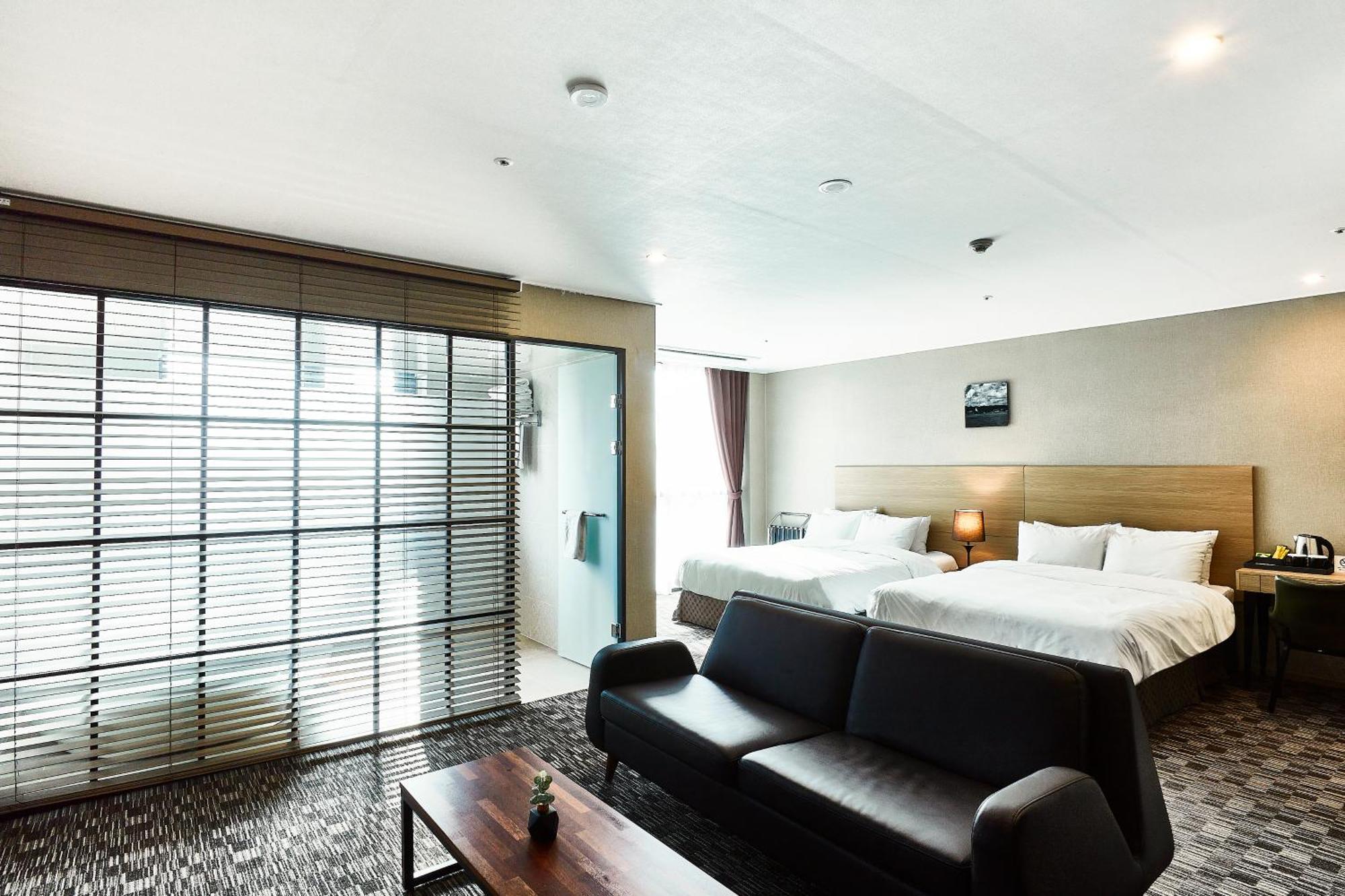 Golden Harbor Hotel Пхёнтхэк Экстерьер фото