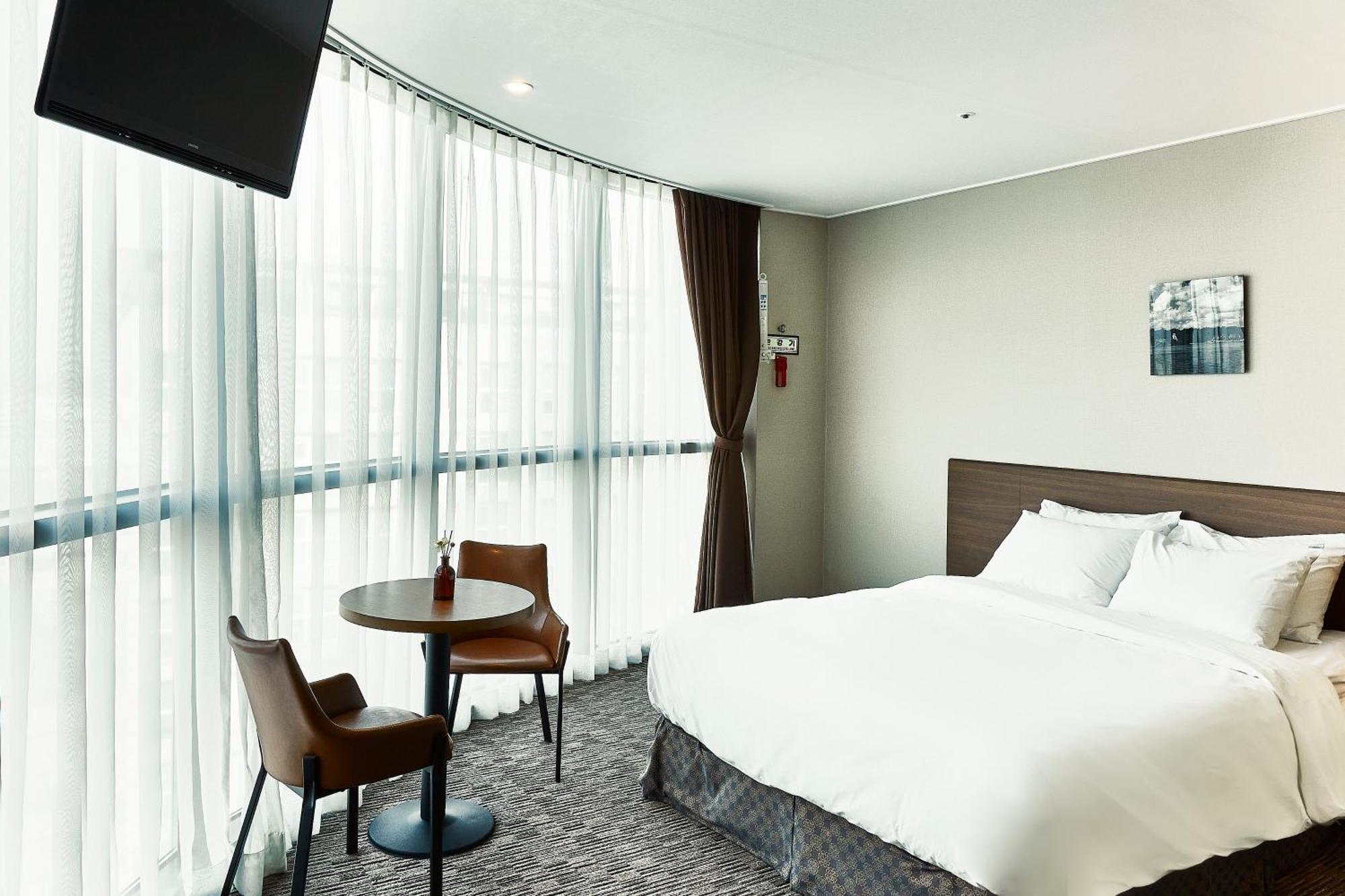 Golden Harbor Hotel Пхёнтхэк Экстерьер фото
