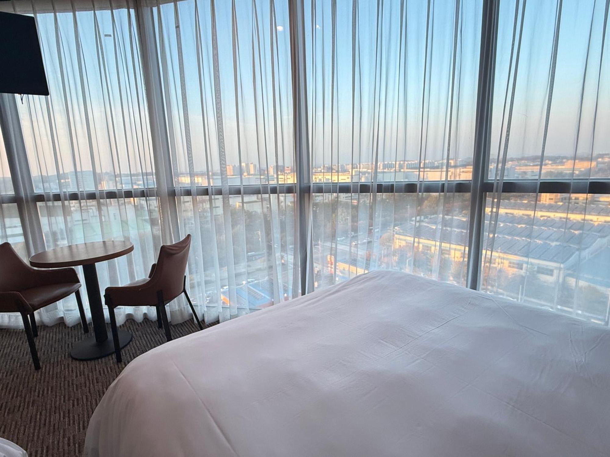Golden Harbor Hotel Пхёнтхэк Экстерьер фото